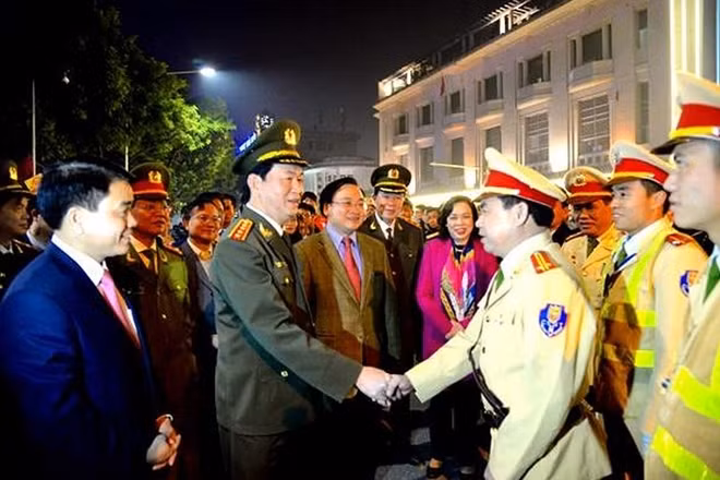 On the Lunar New Year Eve of 2016 (February 7, 2016), tens of thousands of Hanoians flocked to Hoan Kiem lake to watch fireworks and celebrate the New Year. General Tran Dai Quang, Minister of Public Security, came to the central city to encourage police officers and soldiers on duty. On the Lunar New Year Eve of 2016 (February 7, 2016), tens of thousands of Hanoians flocked to Hoan Kiem lake to watch fireworks and celebrate the New Year. General Tran Dai Quang, Minister of Public Security, came to the central city to encourage police officers and soldiers on duty.
