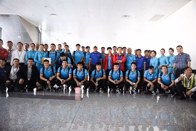 Vietnamese football players take photo with Vietnam Airlines staff. (Photo VNA)
