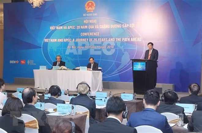 Deputy Prime Minister and Foreign Minister Pham Binh Minh addresses the conference on Vietnam and APEC in Hanoi on November 30 (Photo: VNA)