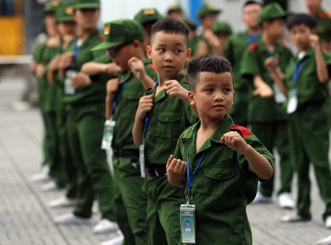 The 7-day program “Learn to be a police officer”, organized by the Youth Union chapter of the Hanoi Municipal Police Department, has attracted over 100 children in Hanoi who are studying at some primary and secondary schools in the capital. The 7-day program “Learn to be a police officer”, organized by the Youth Union chapter of the Hanoi Municipal Police Department, has attracted over 100 children in Hanoi who are studying at some primary and secondary schools in the capital.