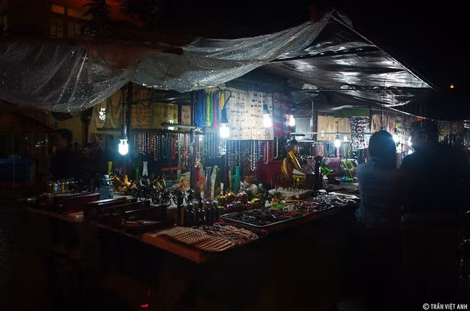 It lies on Nguyen Hoang road with 50 stalls of goods and beautiful handicraft products. The market begins from 5pm and lasts till 11 pm. Not really of trading demand, people come to the market to correspond shopping and wandering interest along the poetic river.