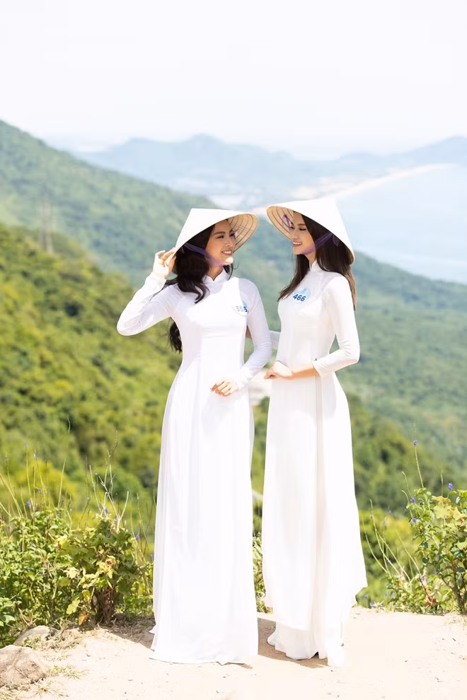 Experiencing 36ºC sunshine in Da Nang, the contestants were still full of energy and excited to visit all beautiful landscapes.