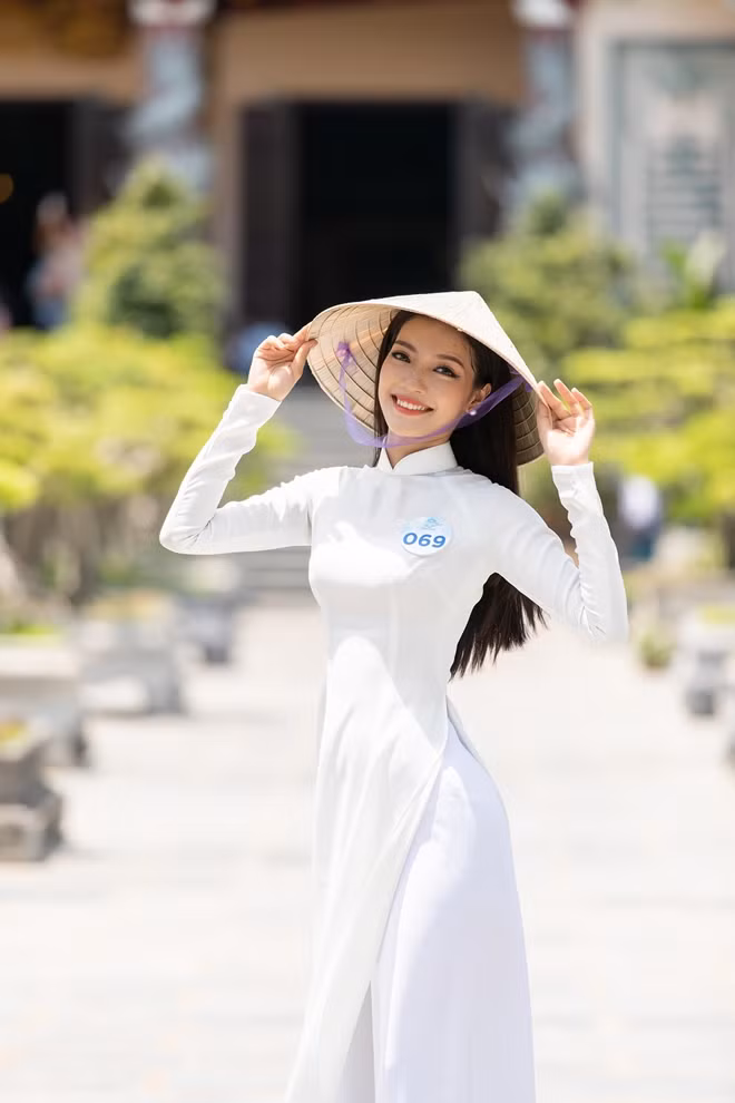 The traditional dresses allow contestants to show off their wonderful figures in flattering outfits.