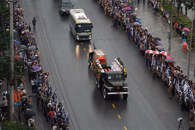 On the afternoon of September 27, the coffin parade of late President Tran Dai Quang arrived in Ninh Binh City, where thousands of people had been waiting for to pay homage and bid farewell to the President.