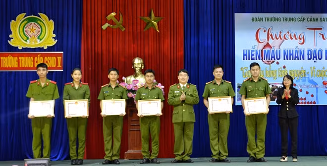 Youth Union organization of People's Police School 5 and invididuals receiving Certificats of Meri Youth Union organization of People's Police School 5 and invididuals receiving Certificats of Meri
