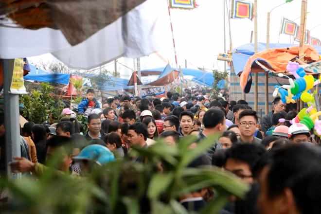 Vieng market is a special festival which is organized only once a year from midnight of 7th day to the end of 8th day of the first month of the lunar new year.