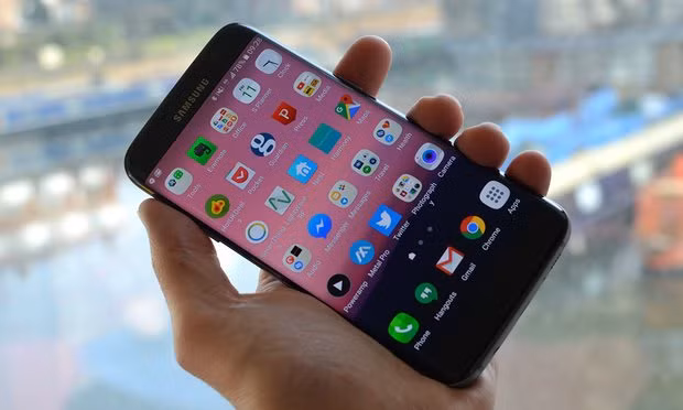 The Samsung Galaxy S7 Edge’s screen is curved for more than aesthetics. Photo: Samuel Gibbs for the Guardian