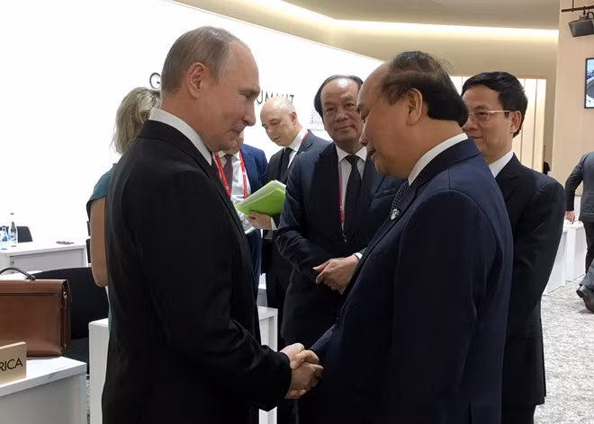 Prime Minister Nguyen Xuan Phuc(right) and Russian President Vladimir Putin (Photo: baochinhphu.vn)