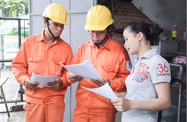 Consumers have raised concerns over the significant increase in April's electricity bills. (Photo: hanoimoi.vn) Consumers have raised concerns over the significant increase in April's electricity bills. (Photo: hanoimoi.vn)