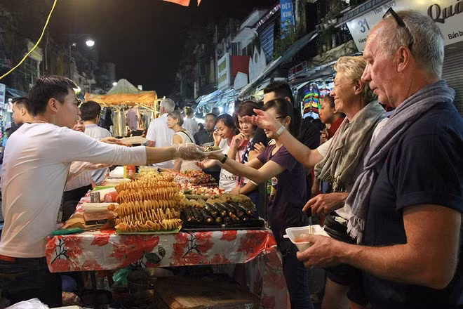 Hanoi night market opens on Friday, Saturday and Sunday from 6pm to 11pm. It sells a various kinds of products including clothes, sweets, dried fruits, toys, souvenirs, and handicraft products. Besides, many other interesting activities and traditional art performances are often held there.