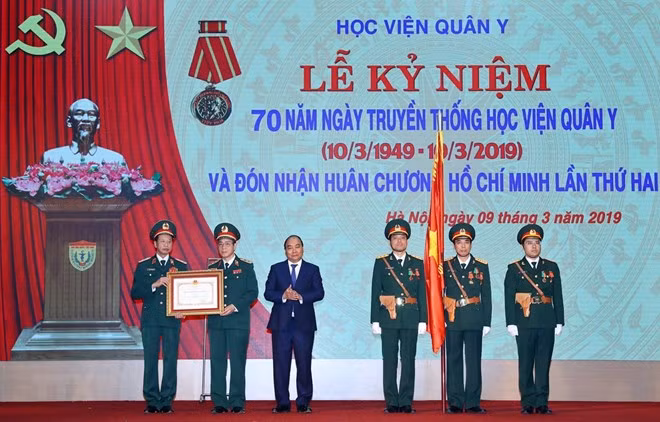 Prime Minister Nguyen Xuan Phuc (third, left) presented a Ho Chi Minh Order to the Vietnam Military Medical University (Photo: VNA)