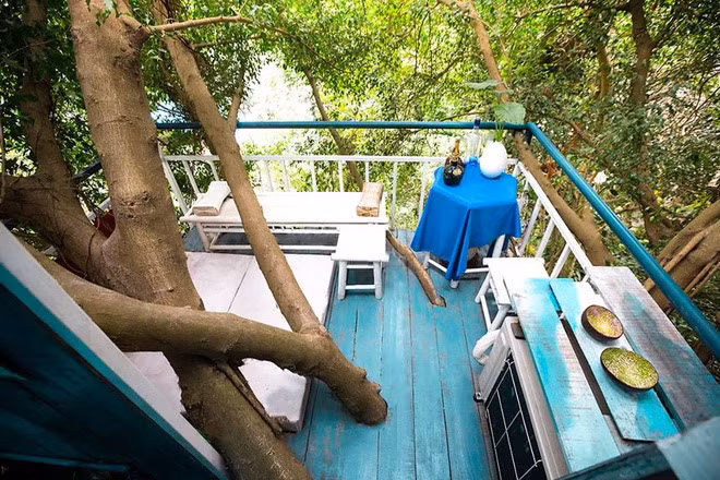 Renters can relax, read books and chat with friends at Sky tree house’s balcony. Renters can relax, read books and chat with friends at Sky tree house’s balcony.