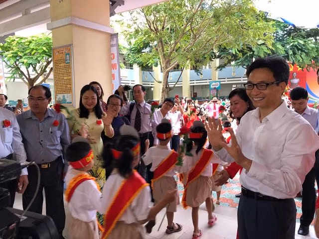 Deputy Prime Minister Vu Duc Dam joined students in opening the new academic year at Le Van Tam Primary School, District 7, Ho Chi Minh City.