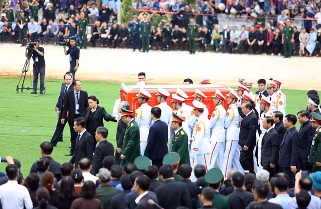 The coffin of late President Tran Dai Quang is carried to his resting place.