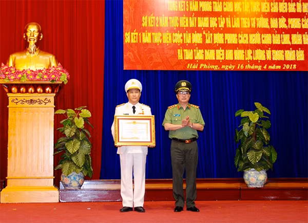 Senior Lieutenant General Nguyen Van Thanh presenting Certificate of Merit to outstanding police officer. Senior Lieutenant General Nguyen Van Thanh presenting Certificate of Merit to outstanding police officer.