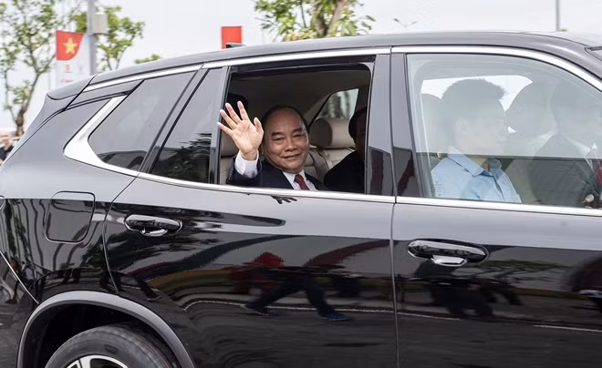 Prime Minister Nguyen Xuan Phuc has experiencing the SUV model of VinFast, drove by Vingroup Chairman Pham Nhat Vuong.