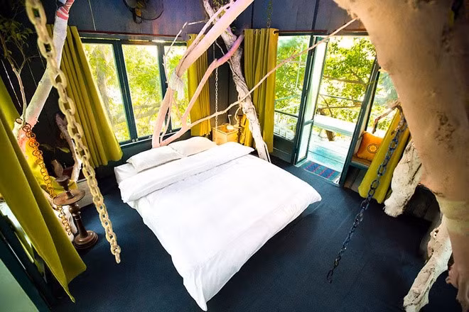 Each house, around 20sq.m, is built on three big trees with many windows to get natural light. Each house, around 20sq.m, is built on three big trees with many windows to get natural light.