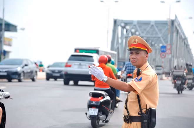In order to ensure traffic safety, the Traffic Police force in general and the Hanoi Traffic Police force in particular try their best to ensure traffic safety and order despite the harsh weather.