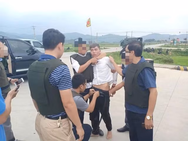 Leaders of the Ha Tinh Provincial Police Department and families of the suspects persuade the drug traffickers to give themselves up to the police.