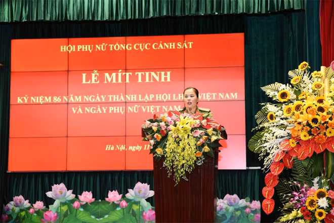 Lieutenant Colonel Cao Thi Anh Hong spoke at the ceremony
