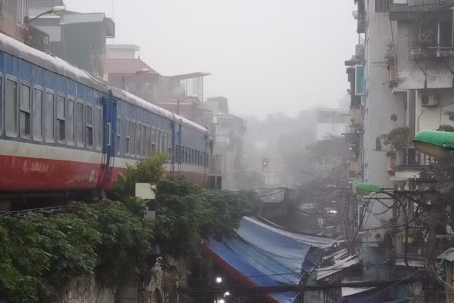 However, the thick fog combined with drizzle makes people difficult travel.