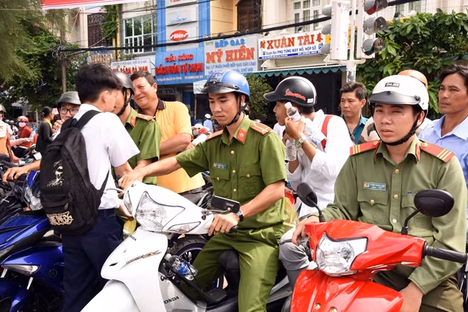 The motorbike taxi team in collaboration with the examination support team of the Ca Mau Provincial Youth Union organization carried out the “mission” of riding needy students and their relatives to the exam venues. The motorbike taxi team in collaboration with the examination support team of the Ca Mau Provincial Youth Union organization carried out the “mission” of riding needy students and their relatives to the exam venues.