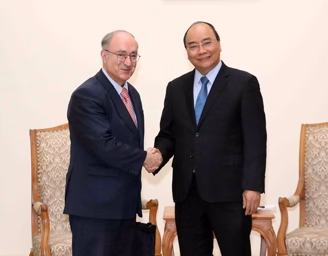 Prime Minister Nguyen Xuan Phuc (R) and President of the Organisation for Supporting World University of Germany Kambiz Ghawami (Photo: VNA)