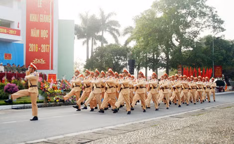 Students majoring in traffic police parading past the stage Students majoring in traffic police parading past the stage