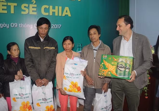 CEO of Carlsberg Vietnam Tayfun Uner handing gift to needy people