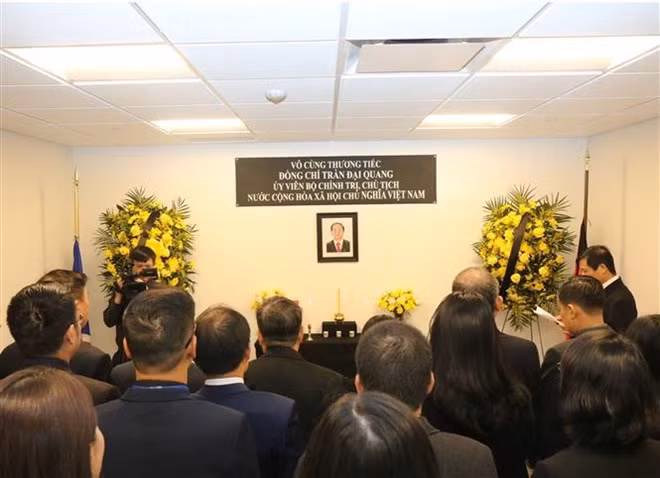 Vietnam’s permanent mission to the United Nations pays tribute to President Tran Dai Quang (Photo: VNA)
