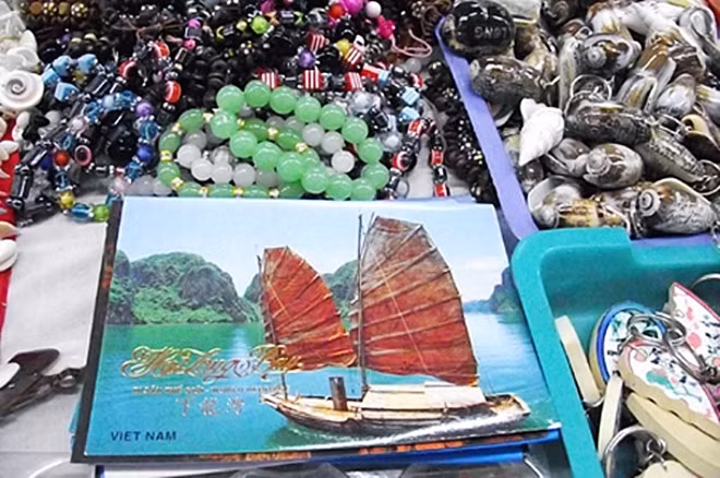 Ten famous night markets in Vietnam ảnh 5