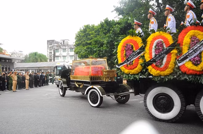 The hearse carrying the coffin of President Tran Dai Quang leaves the National Funeral Hall at No.5 Tran Thanh Tong Street. The hearse carrying the coffin of President Tran Dai Quang leaves the National Funeral Hall at No.5 Tran Thanh Tong Street.