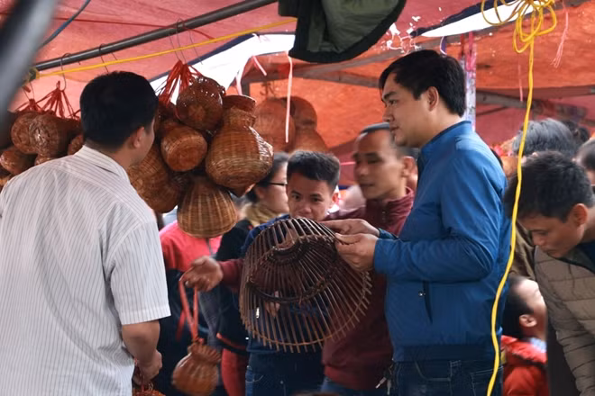 Lines of audiences were moving slowly past all the selling booths. Every visitor wanted to buy something at the market hoping that it could bring happiness and good luck to their family throughout the new year. Lines of audiences were moving slowly past all the selling booths. Every visitor wanted to buy something at the market hoping that it could bring happiness and good luck to their family throughout the new year.