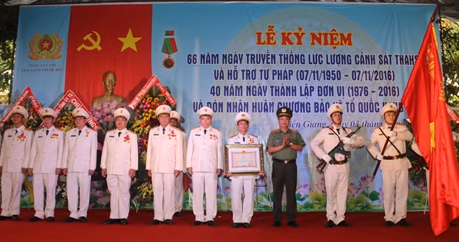Deputy Minister Pham Dung, under the authorization of the State President, handing the Fatherland Protection Order of 3rd class to Phuoc Hoa Prison.