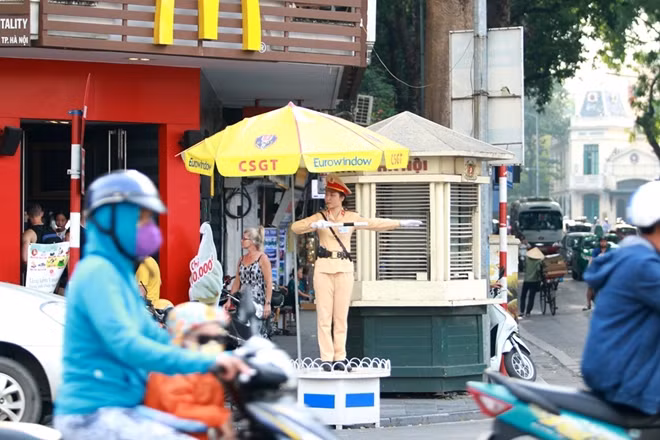 Lieutenant Vu Dieu Thuy also shares that she has to work 2 shifts each day from 6 am to 8 am, and from 4.30 pm to 6 pm.