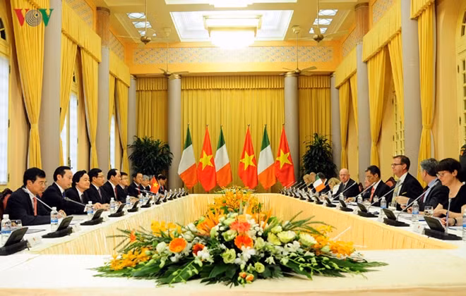 The two presidents hold talks immediately after the welcome ceremony.