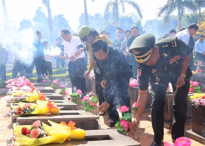 Delegates of the Royal Cambodian Army offer incense to the Vietnamese soldiers (Photo: VNA)