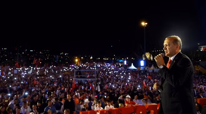 Turkish President Tayyip Erdogan addresses his supporters during a ceremony marking the first anniversary of the attempted coup at the Bosphorus Bridge in Istanbul, Turkey July 15, 2017. © Kayhan Ozer / Reuters