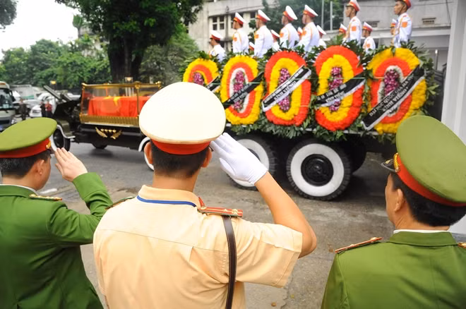 On-duty police officers solemnly salute to bid farewell to the President, who once had served as Minister of Public Security. On-duty police officers solemnly salute to bid farewell to the President, who once had served as Minister of Public Security.