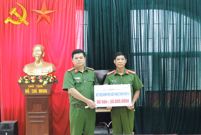 Representatives of the Cao Bang Provincial Police along with CAND Newspaper presenting 50 million VND to Canh’s family.