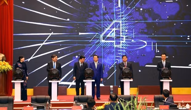 Deputy Prime Minister Trinh Dinh Dung and delegates press the launch button during a ceremony to debut VNGEONET. (Photo: VNA)