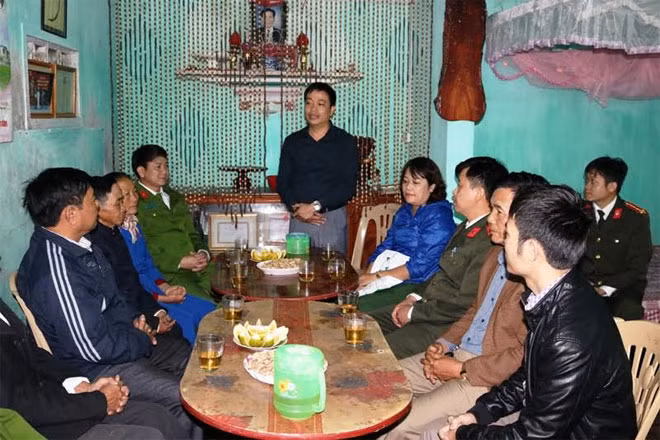 Mr. Bui Xuan Dinh - CEO of Trung Nam Group talking with beneficiary families