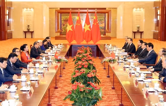 Chairwoman of the National Assembly Nguyen Thi Kim Ngan holds talks with Chairman of the Standing Committee of the National People’s Congress Li Zhanshu (Source: VNA)