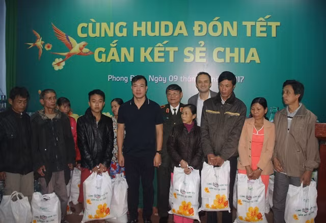 Joining the charity delegation was also marksman Hoang Xuan Vinh, Champion of the 2016 Rio Olympics.