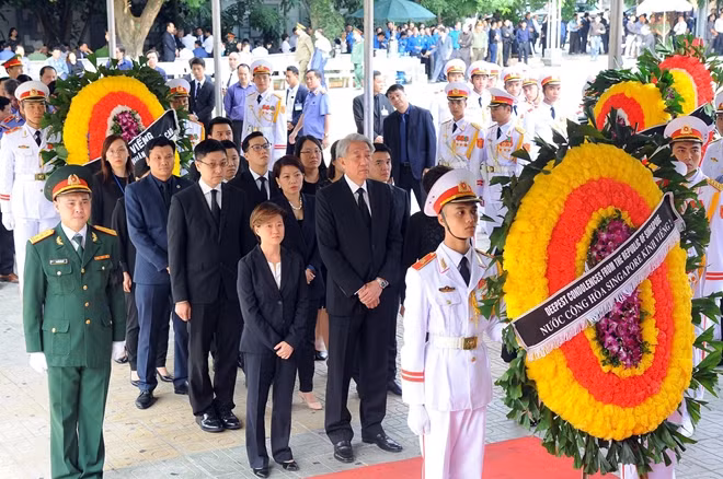 A delegation of Singapore led by Deputy Prime Minister Teo Chee Hean pays tribute to President Tran Dai Quang.