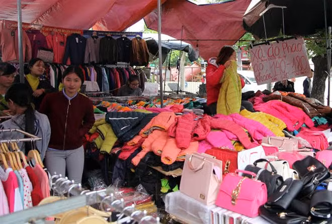 Several markets and shops in Hanoi started selling winter jacket and clothes