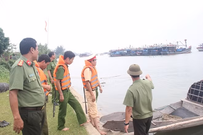 Phu Vang District PS and Phu Thuan Commune PS deployed the flood prevention plan before typhoon No. 7.