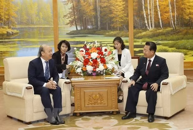 Vo Van Phuong, Deputy Chairman of the CPV Central Committee’s Commission for Information and Education (L) and Choe Ryong-hae , First Vice Chairman of the State Affairs Commission (SAC) of the DPRK, and President of the Presidium of the DPRK’s Supreme People’s Assembly (SPA) (Source: VNA)