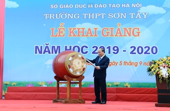 Prime Minister Nguyen Xuan Phuc beat the drum to open the new academic year.