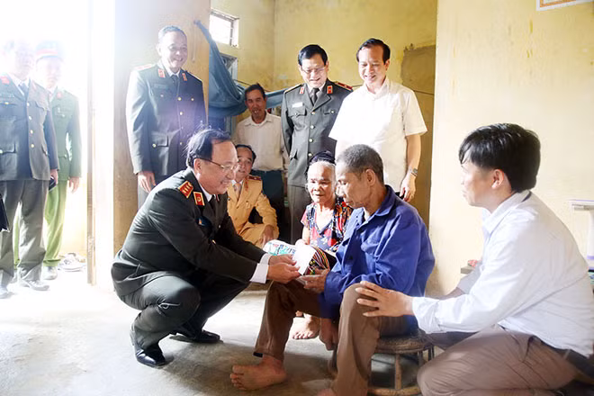 Deputy Minister Nguyen Van Thanh presenting gift to local needy people. Deputy Minister Nguyen Van Thanh presenting gift to local needy people.